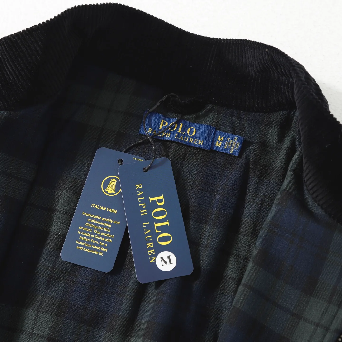 P350 #R24 Ralph Lauren Corduroy Jacket Embroidered Pony Jacket Old Money Style Old Cadre Style Harrington Jacket The interior is made of Scottish plaid fabric, autumnal corduroy material, plus their classic khaki color - three major elements to add to the classic veteran silhouette, retro corduroy fabric. Don’t miss it if you go for the retro route. The same style for men and women, Bai Baihe, is a hit on many star tops from Xiaohongshu! The classic Wellington-style custom-woven corduroy fabric has a delicate, smooth and thick inner plaid lining and uses TALON zippers! It has a retro movie fashion feel in itself! The fit is loose but not baggy. The size is just right and not too picky. The dropped shoulder design modifies the shoulders without making them look bulky. This silhouette is a style that will never go out of style after being worn for a long time. The upper body is also very durable and recognizable. The loose and reasonable version can be worn by both men and women. It is easy to create a clean and refreshing boyish look. Color: Brown, Navy Blue, Black Size: M /L /XL /XXL Length: 68/70/72/74 Bust: 122/126/130/134 Shoulder width: 53/54/55/56 Sleeve length: 65/66/67/68